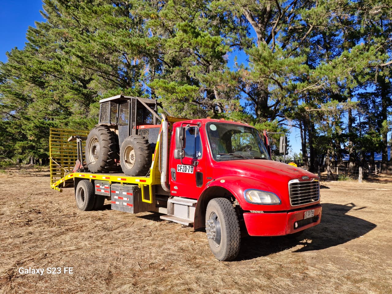 Grúa Freightliner roja